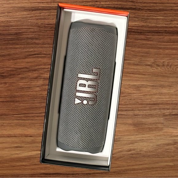 JBL Flip 6 Portable Bluetooth Speaker - Light Gray EUC - Picture 9 of 10